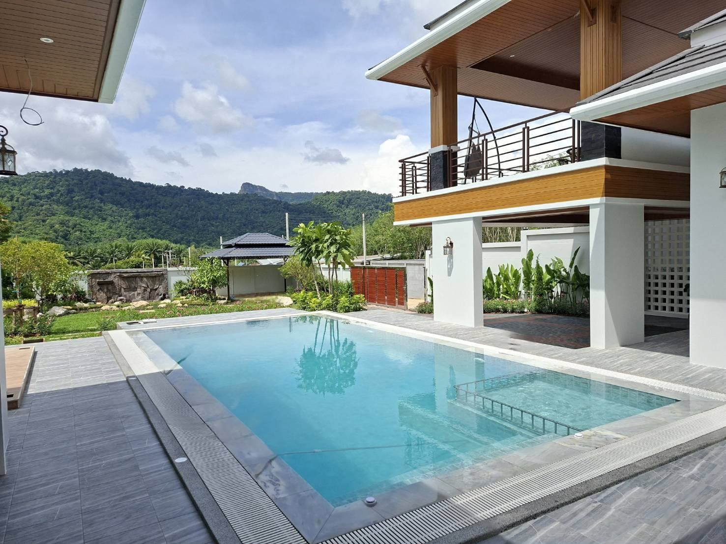 สระว่ายน้ำส่วนตัวในโครงการ Luxury Villas Krabi